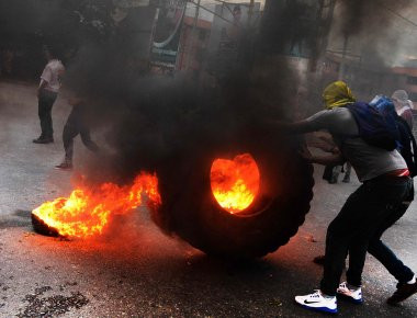 Βενεζουέλα: Διαδηλωτές έκαψαν δύο ανθρώπους ζωντανούς επειδή υποστήριζαν την κυβέρνηση Μαδούρο (βίντεο)